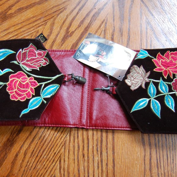 Floral Embroidered Women's Belt - Picture 2 of 5